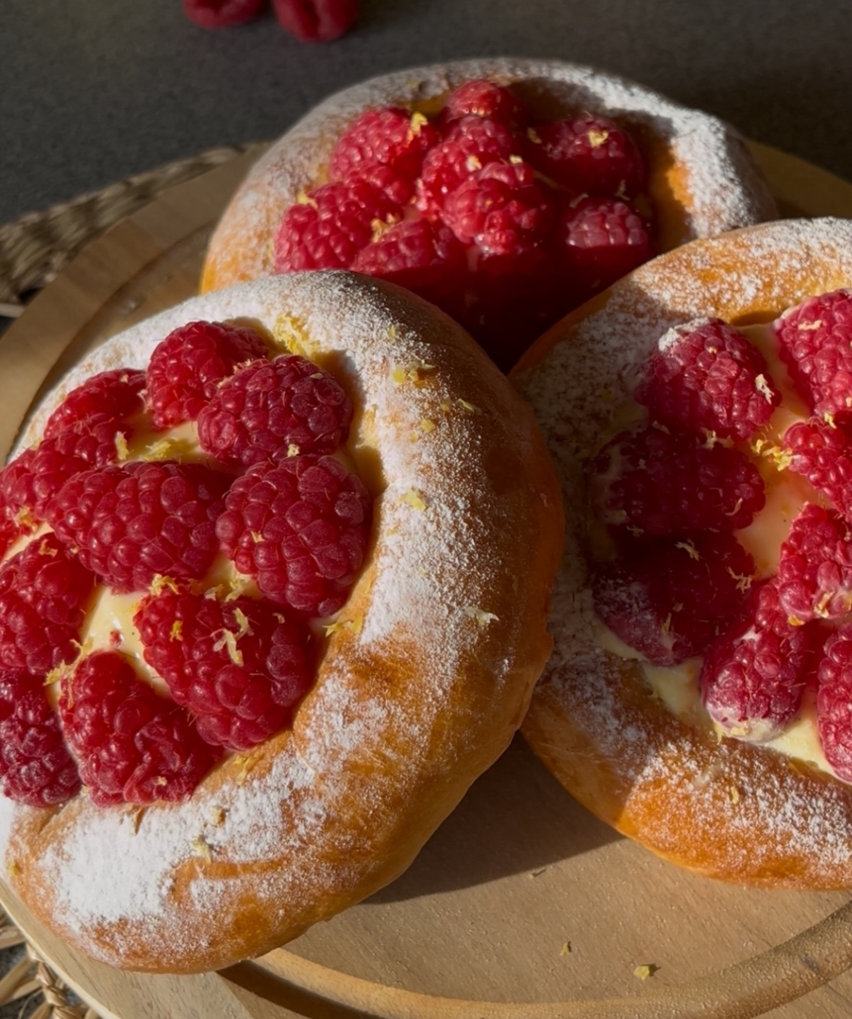 Mastellen met Zwitserse crème en frambozen